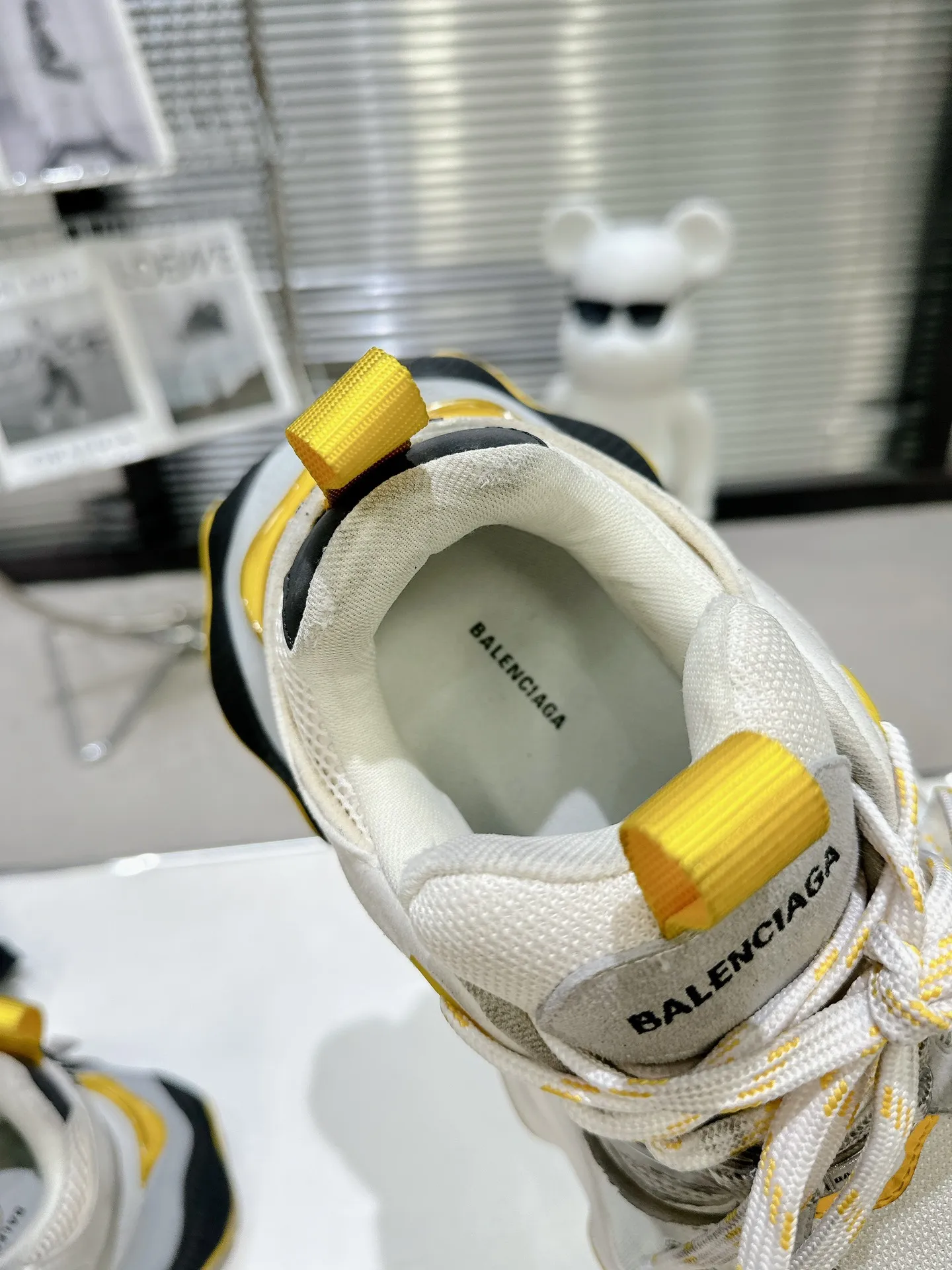 👟👟Ex-factory price 900👟👟 Balenciaga SUMMER 24 Cargo Sneaker Global Limited Edition (JDL) top version super hot! The ultimate secret of 6XL. With the release of Balenciaga's summer 24 series, the 6XL sneakers worn by Liu Haoran on the show once again became a fashion talking point. As soon as the show ended, many bloggers posted reviews of these shoes and comparisons with the 3XL. Looking closely at the whole shoe, there is a larger variant of the "B" logo and a smaller bright yellow as embellishment. The upper material is still normal leather + mesh. All pairs of original materials. Number of yards: 35-45 yards.